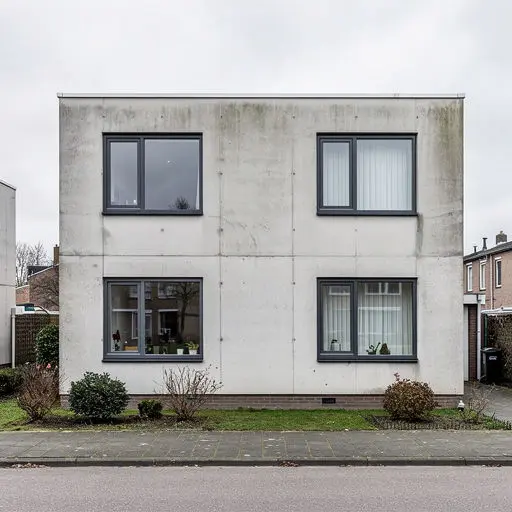 Rijtjeswoning in Zevenaar Zonnemaat voorzien van strakke witte kunststof kozijnen en voordeur