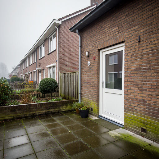 Monteur plaatst een kunststof achterdeur bij een woning in Arnhem